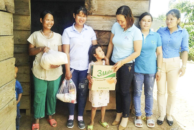 Hội Phụ nữ xã Sơn Hiệp, huyện Khánh Sơn tặng quà cho phụ nữ và trẻ em đặc biệt khó khăn.