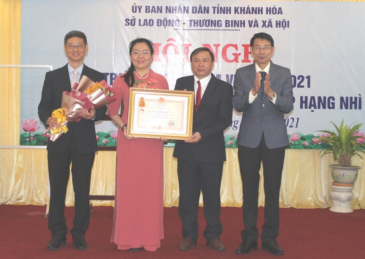  Thừa ủy quyền của Chủ tịch nước, ông Đinh Văn Thiệu trao Huân chương Độc lập hạng Nhì cho Sở LĐ-TB-XH.