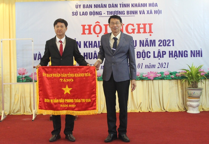 Ông Đinh Văn Thiệu trao cơ thi đua xuất sắc của UBND tỉnh Khánh Hòa cho Cơ sở cai nghiện ma túy tỉnh