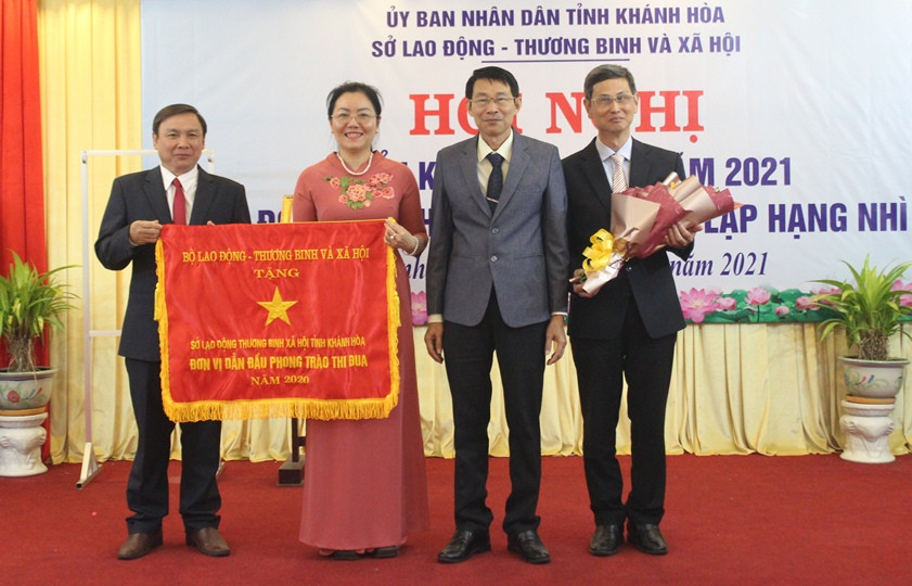 Ông Đinh Văn Thiệu trao cơ thi đua xuất sắc của Bộ LĐ-TB-XH cho Sở LĐ-TB-XH Khánh Hòa.