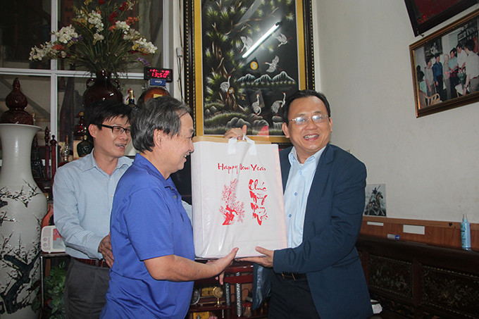 Đồng chí Lê Hữu Hoàng chúc mừng năm mới gia đình đồng chí Bùi Tân – nguyên Trưởng ban Tuyên giáo Tỉnh ủy