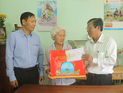 Ông Trần Ngọc Thanh trao quà cho gia đình ông Nguyễn Chí Quyết