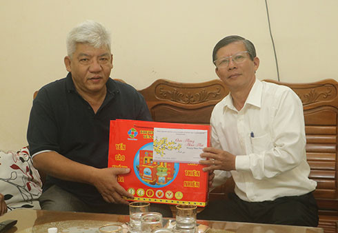 Đại diện gia đình đồng chí Nguyễn Văn Chi nhận quà của Tỉnh ủy