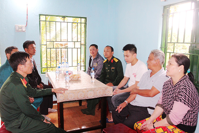 Hội đồng Nghĩa vụ quân sự huyện Khánh Sơn và xã Sơn Trung đến động viên  thanh niên Võ Đình Trung Nghĩa chuẩn bị nhập ngũ.