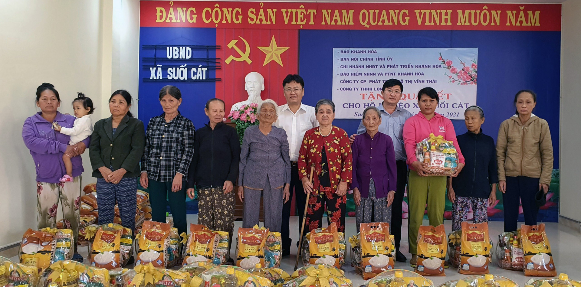 Lãnh đạo Báo Khánh Hòa và lãnh đạo Ngân hàng BIDV Chi nhánh Khánh Hòa trao quà Tết cho người dân