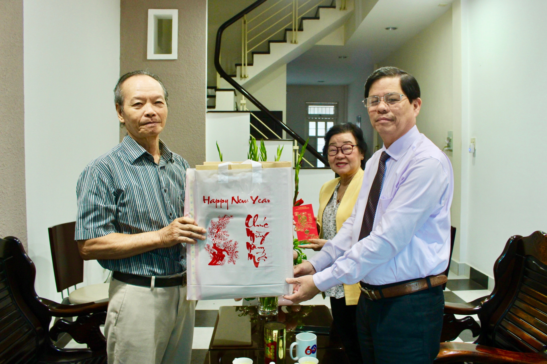 Ông Nguyễn Tấn Tuân thăm và tặng quà gia đình ông Phạm Ngọc Quế