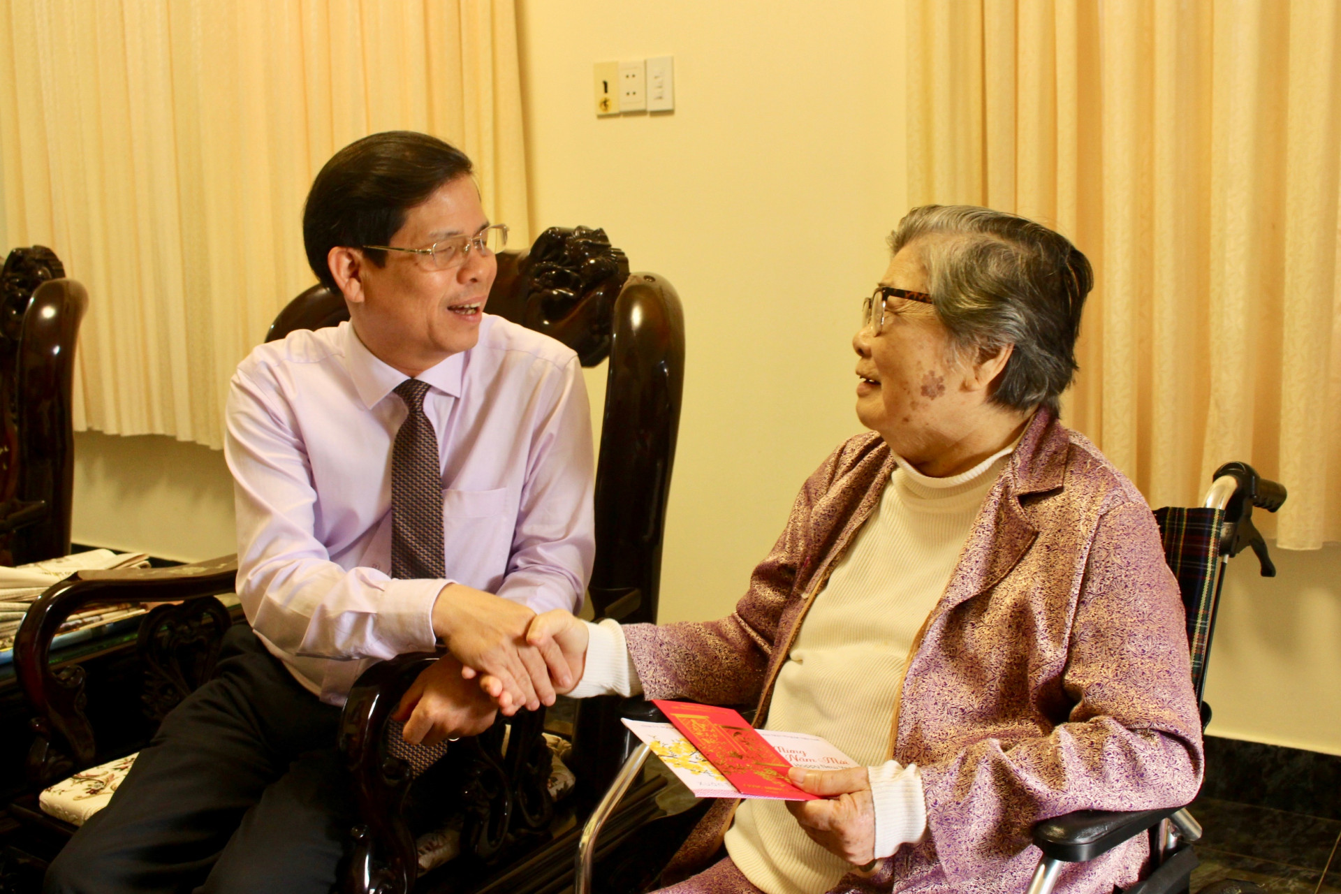 Ông Nguyễn Tấn Tuân thăm và tặng quà gia đình đồng chí Hồ Ngọc Nhường
