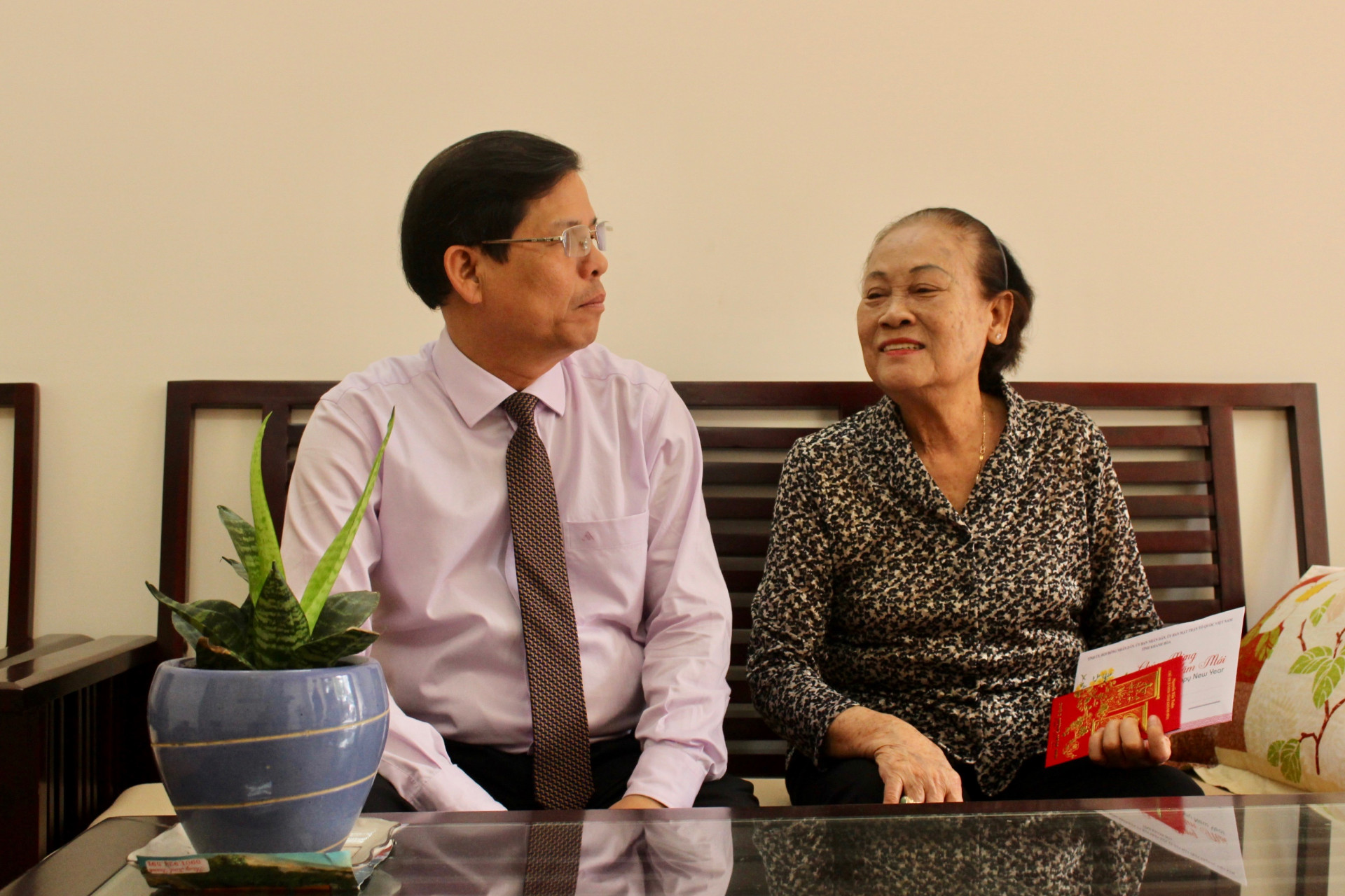Ông Nguyễn Tấn Tuân thăm và tặng quà gia đình đồng chí Trần Quốc Khánh