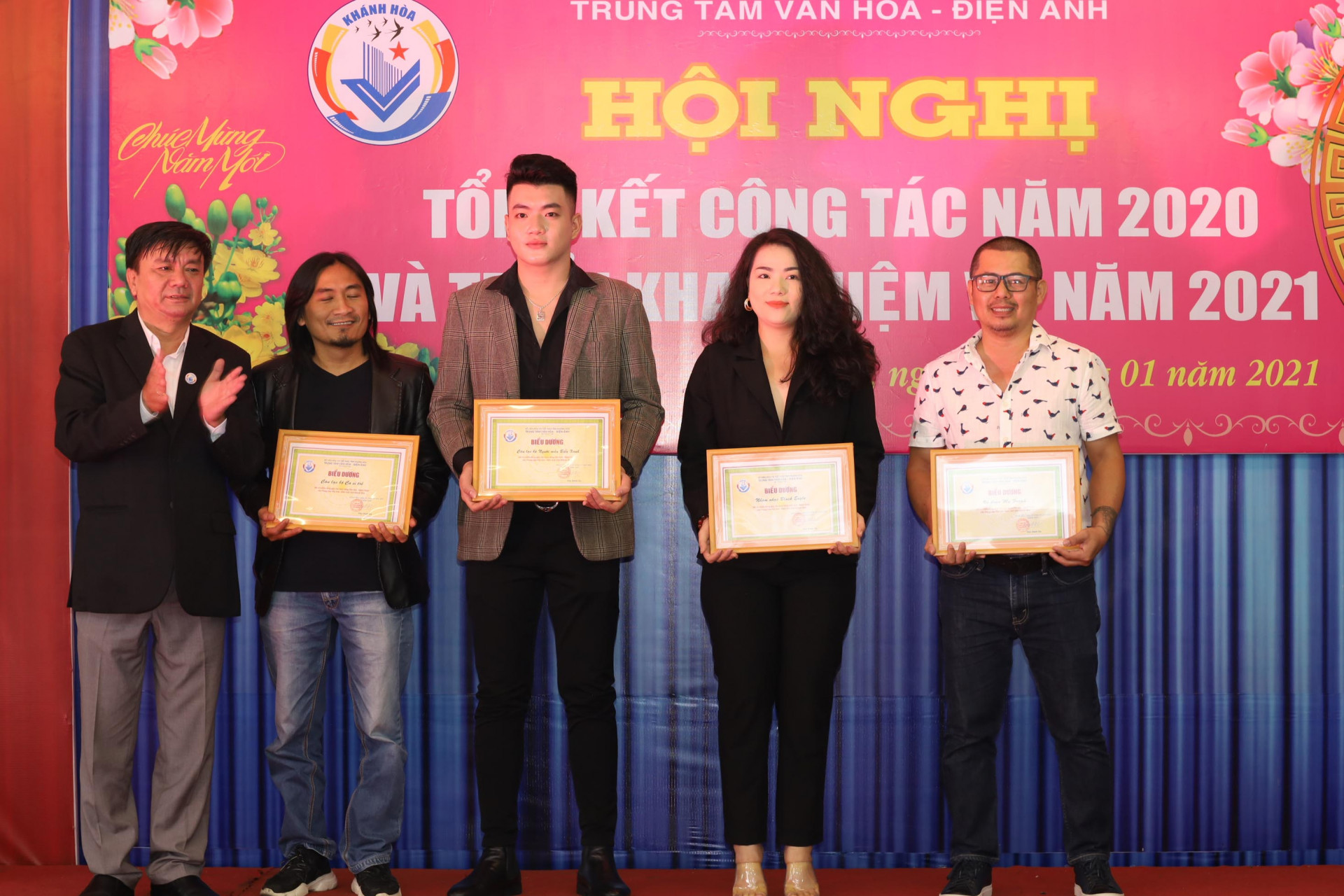Lãnh đạo Trung tâm Văn hóa – Điện ảnh tỉnh Khánh Hòa trao giấy khen cho đại diện các tập thể. 