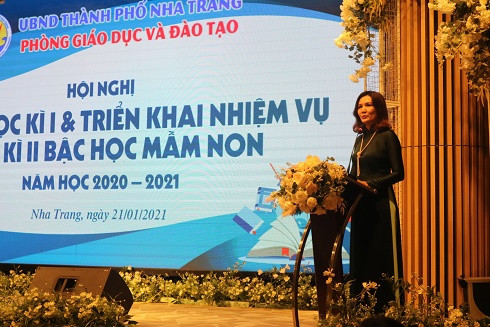 Bà Phạm Thị Châu Anh – Phó trưởng phòng Giáo dục và Đào tạo TP. Nha Trang báo cáo kết quả học kỳ I và triển khai nhiệm vụ học kỳ II.