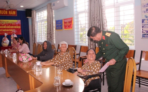 Thiếu tướng Trương Thiên Tô tặng quà, thăm hỏi, động viên các dưỡng lão viên.