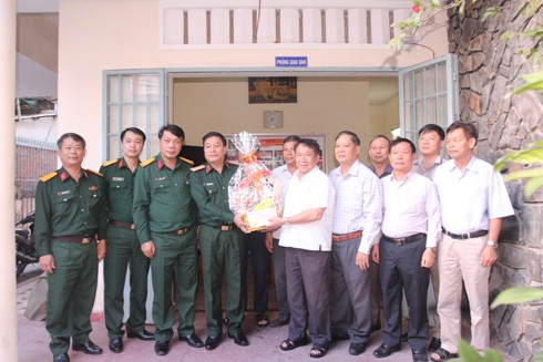 Đoàn công tác tặng quà cho Hội Cựu chiến binh tỉnh.