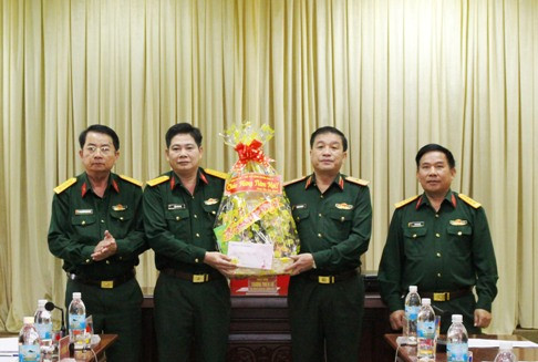 Đoàn công tác tặng quà cho Sư đoàn Bộ binh 305.