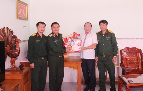 Đoàn công tác đến thăm, chúc Tết gia đình Trung tướng Lê Anh Thơ.