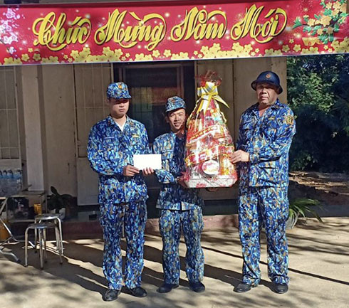 - Đại tá Phạm Quang Chung (bìa phải) trao quà cho các chiến sĩ tại Hòn Khô
