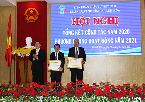 Luật sư Nguyễn Đình Thơ - Phó Chủ nhiệm Đoàn Luật sư tỉnh trao giấy khen cho các tập thể. 