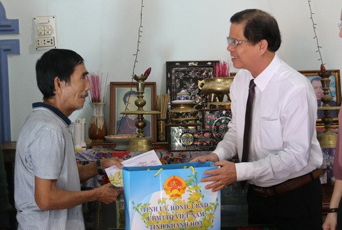 Chủ tịch UBND tỉnh Khánh Hòa Nguyễn Tấn Tuân đến thăm, chúc Tết gia đình ông Nguyễn Văn Hoàng