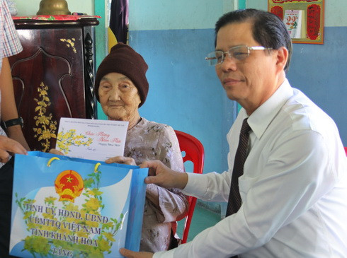 Ông Nguyễn Tấn Tuân chúc Tết, tặng quà gia đình bà Nguyễn Thị Đông
