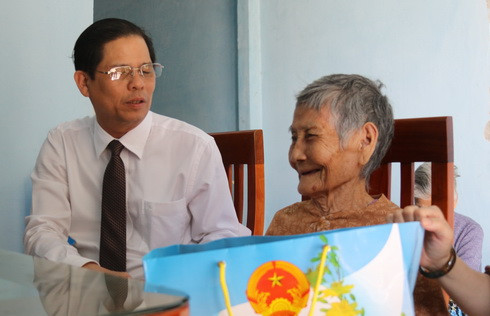Ông Nguyễn Tấn Tuân tặng quà, chúc Tết gia đình bà Võ Thị Nhung 