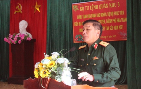 Thiếu tướng Trương Thiên Tô chúc Tết các gia đình chính sách, hộ nghèo tại phường Vĩnh Nguyên.