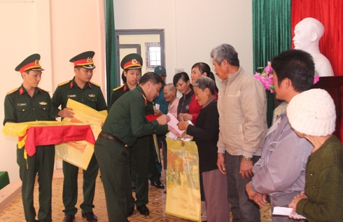 Thiếu tướng Trương Thiên Tô tặng quà quà cho các gia đình chính sách và hộ nghèo.
