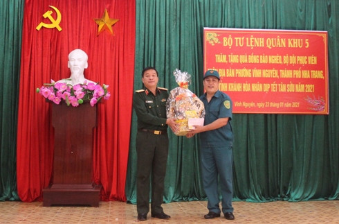 Thiếu tướng Trương Thiên Tô tặng quà Tết cho Ban CHQS phường Vĩnh Nguyên.