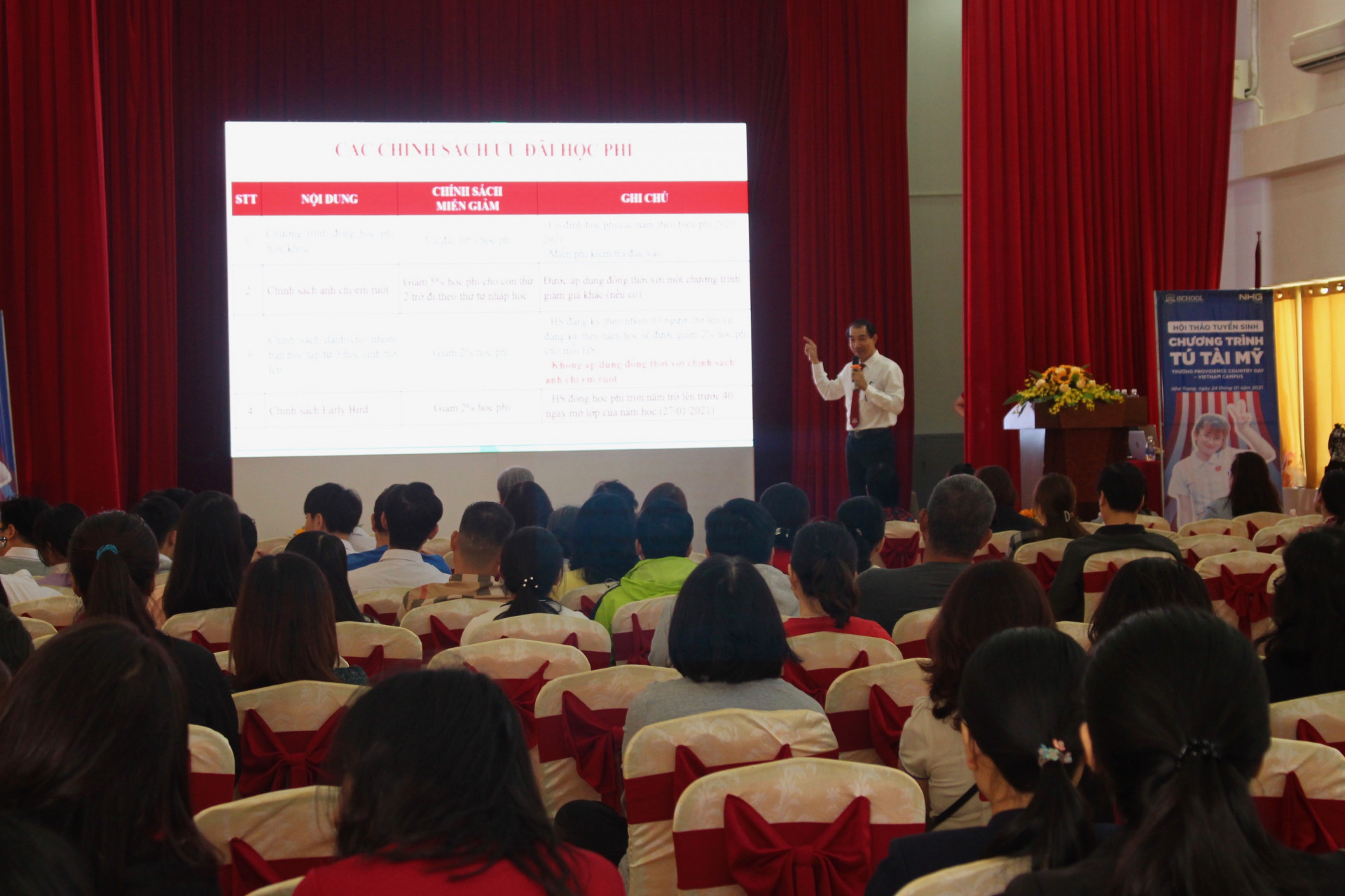 Đại diện trường iSchool Nha Trang giới thiệu chi tiết mức phí đào tạo