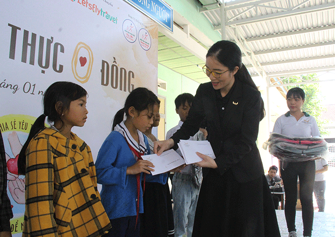 Bà Nguyễn Thị Thương – Giám đốc Khách sạn Mường Thanh Luxury Nha Trang trao học bổng cho học sinh Trường Tiểu học Khánh Hiệp
