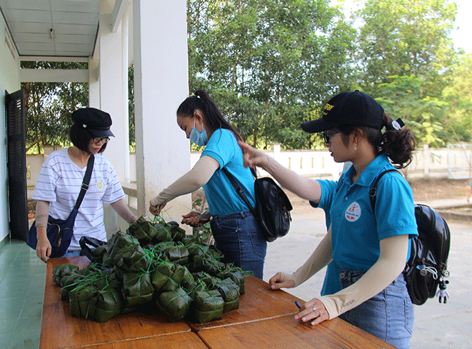 Bánh chưng xanh được chuẩn bị để tặng các em học sih vùng sâu, vùng xa