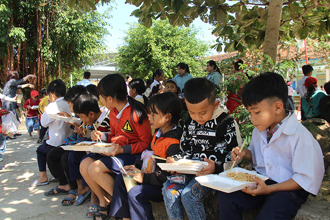 Các em học sinh thưởng thức bữa trưa với nhiều món ngon