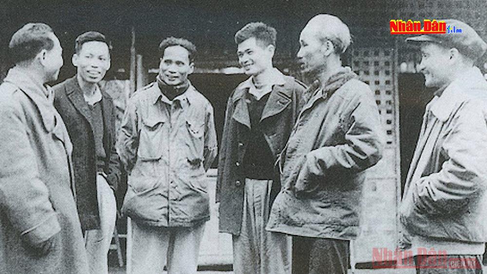  Bác Hồ với các đại biểu tại Đại hội II năm 1951.