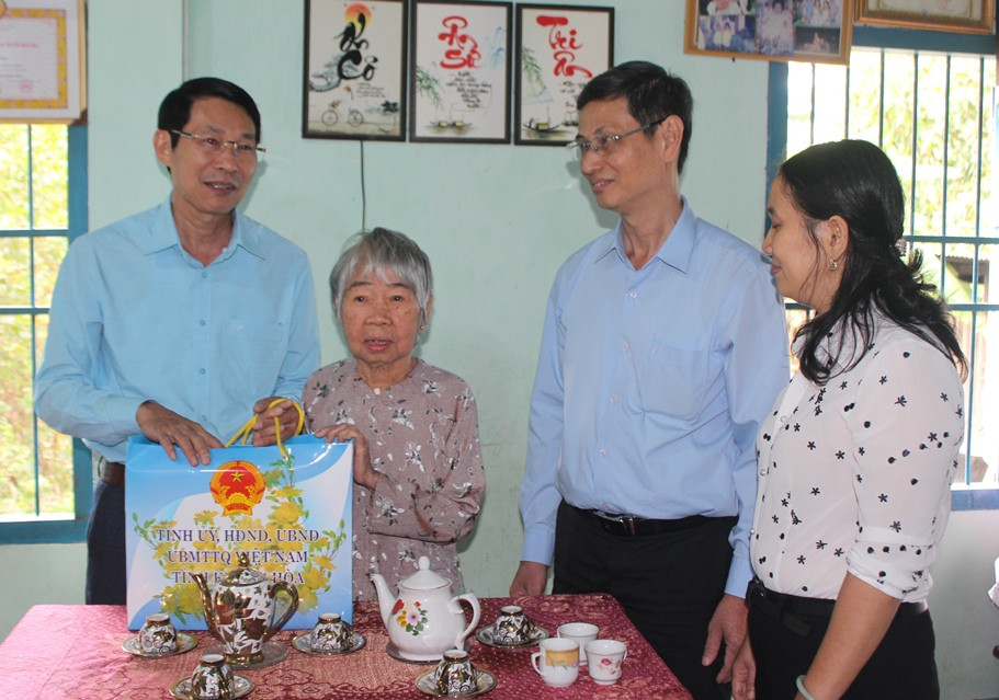Ông Đinh Văn Thiệu tặng quà, chúc Tết gia đình bà Đỗ Thị Hương.