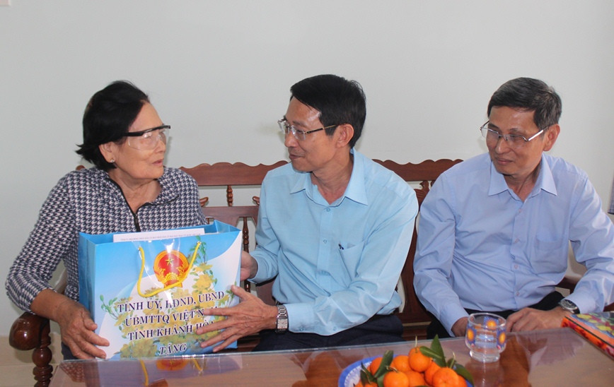 Ông Đinh Văn Thiệu tặng quà, chúc Tết gia đình bà Nguyễn Thị Trang.