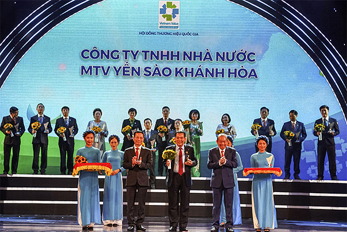 Ông Nguyễn Anh Hùng - Chủ tịch Hội đồng thành viên Công ty Yến sào Khánh Hòa  vinh dự nhận biểu trưng Thương hiệu Quốc gia năm 2020.