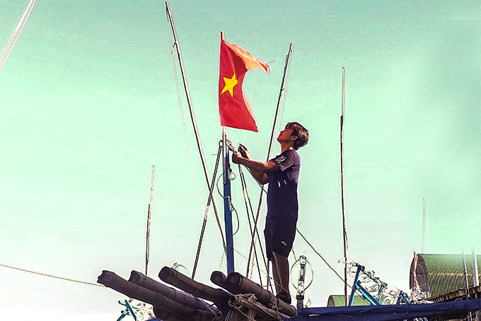 Lá cờ Tổ quốc luôn được ngư dân treo ở vị trí trang trọng nhất trên tàu.