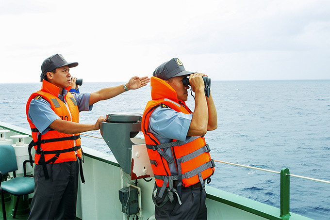 Cán bộ, nhân viên kiểm ngư quan sát tìm kiếm cứu nạn ngư dân trên biển.