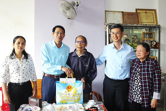 Ông Đinh Văn Thiệu tặng quà, chúc Tết gia đình ông Nguyễn Văn Hiển.