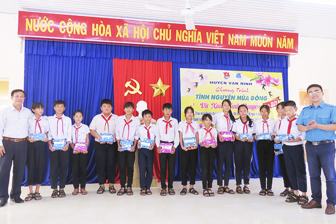 Lãnh đạo Tỉnh đoàn và lãnh đạo UBND huyện Vạn Ninh  trao quà cho học sinh có hoàn cảnh khó khăn xã Vạn Thạnh.