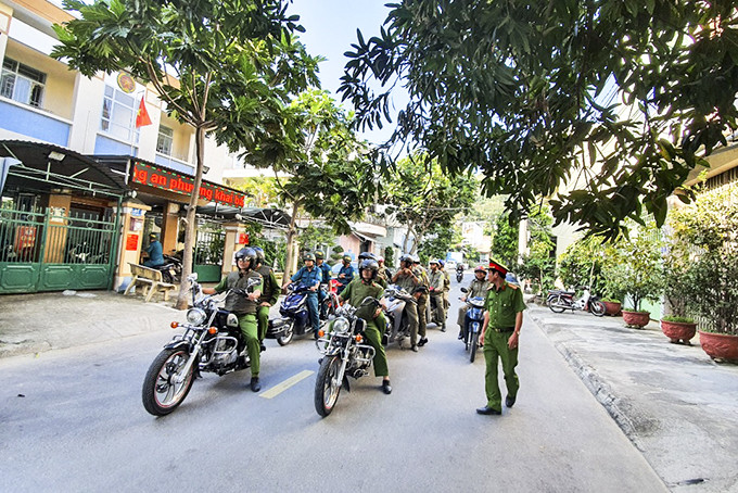 Lực lượng Công an phường Vĩnh Hòa phối hợp với lực lượng bảo vệ dân phố tuần tra khép kín địa bàn. 