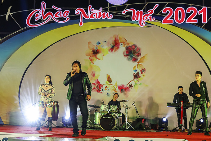 Các thành viên ban nhạc Black Eagle biểu diễn trong chuỗi chương trình nghệ thuật Chào năm mới 2021.