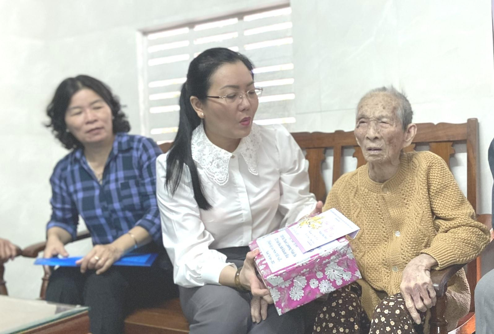  Đại diện đoàn trao quà chúc thọ cho bà Phan Thị Bồi.