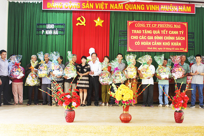 Lãnh đạo Công ty Cổ phần Phương Mai tặng quà cho gia đình chính sách phường Ninh Hải.