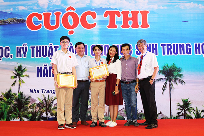 Đặng Cửu Dương và Hồ Việt Bảo Long đạt giải Nhất Hội thi KHKT cấp tỉnh, năm học 2020-2021