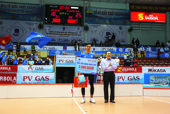 Từ Thanh Thuận nhận danh hiệu cầu thủ  tấn công xuất sắc nhất giải vô địch quốc gia 2020.