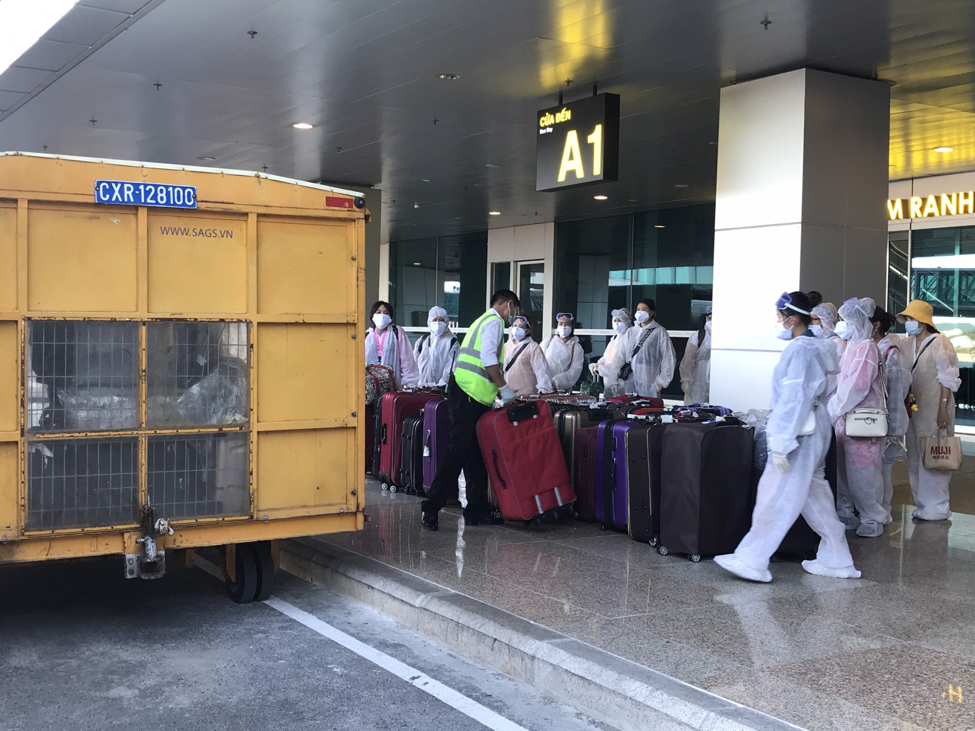 Đón công dân về từ nước ngoài tại Sân bay quốc tế Cam Ranh