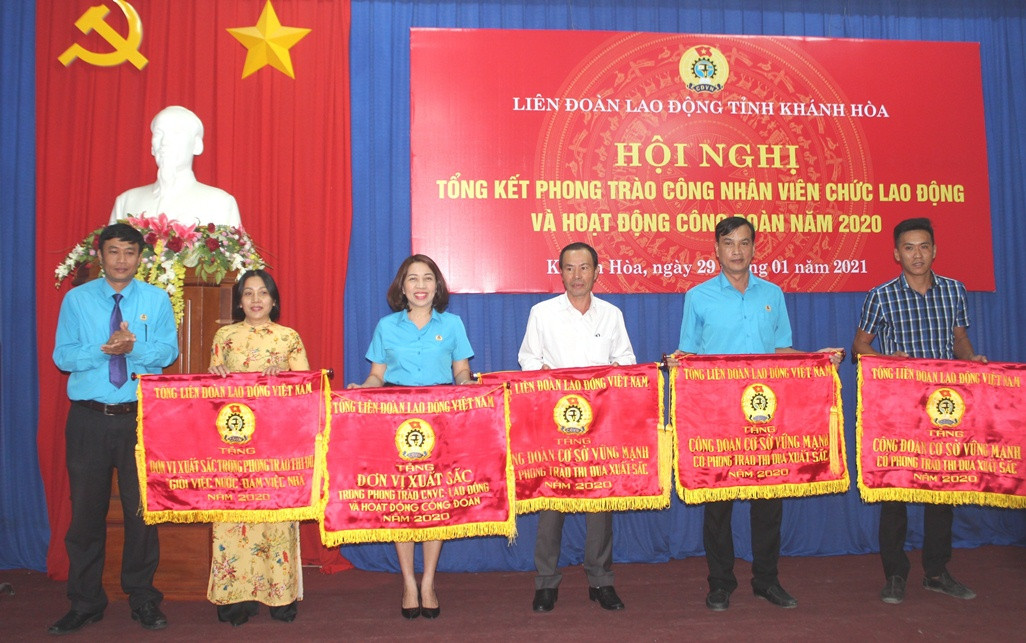 Ông Bùi Thanh Bình – Chủ tịch diện Liên đoàn Lao động tỉnh Khánh Hòa trao cờ thi đua xuất sắc cho các tập thể.