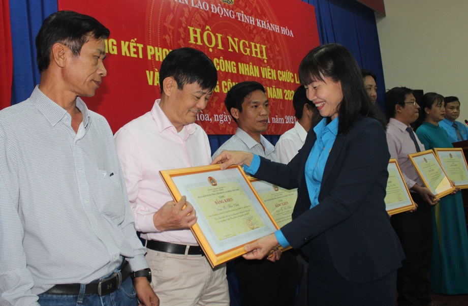 Bà Nguyễn Thị Hằng - Phó Chủ tịch Liên đoàn Lao động tỉnh trao bằng khen cho những tập thể, cá nhân xuất sắc.