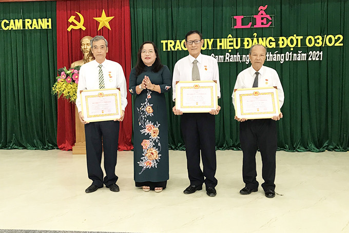 Lãnh đạo Thành ủy Cam Ranh trao Huy hiệu Đảng  cho các đảng viên 45 năm tuổi Đảng.