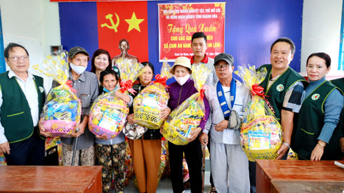 Các hộ nghèo ở xã Cam An Nam nhận quà Tết.