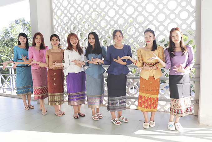 zzCác sinh viên Lào của Trường Đại học Nha Trang tập luyện điệu múa truyền thống để biểu diễn trong buổi giao lưu văn hóa.